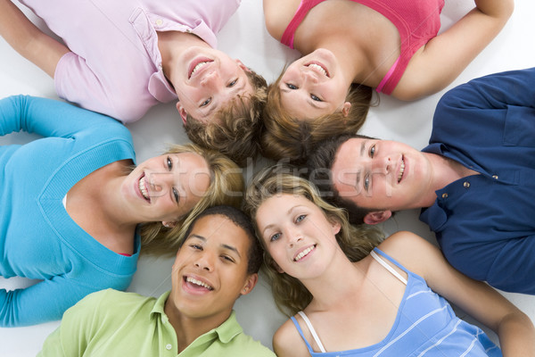Adolescenti cap prietenii culoare zâmbitor Imagine de stoc © monkey_business