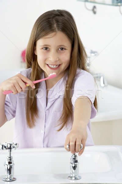 Fiatal lány fogmosás mosdókagyló boldog fogak szín Stock fotó © monkey_business