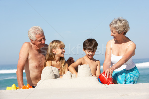 Großeltern Enkelkinder Gebäude zusammen Strandurlaub Frau Stock foto © monkey_business