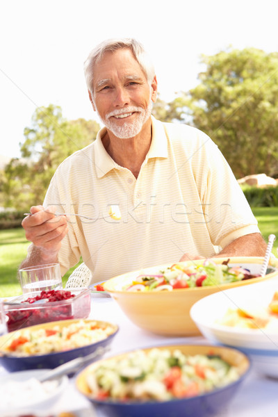 Zdjęcia stock: Starszy · człowiek · posiłek · ogród · szczęśliwy