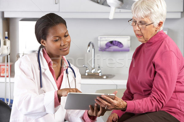 Medic înregistrări senior femeie pacient Imagine de stoc © monkey_business