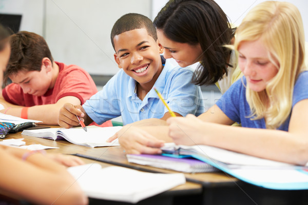 [[stock_photo]]: Enseignants · aider · élèves · étudier · classe · femme