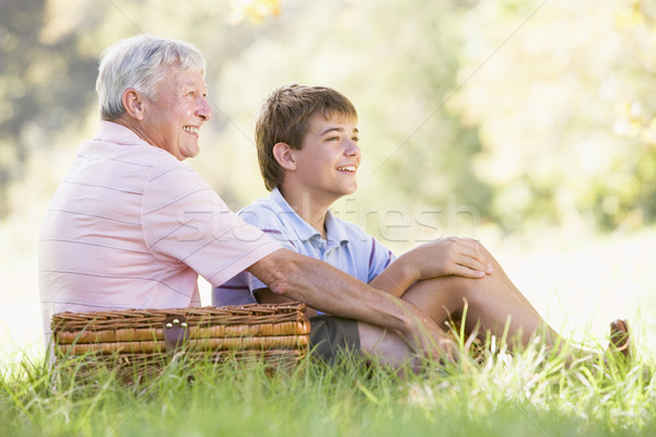 Foto stock: Abuelo · nieto · picnic · sonriendo · nino · masculina