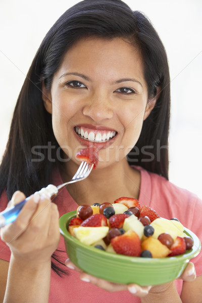 Stockfoto: Volwassen · vrouw · eten · vers · fruit · salade · voedsel