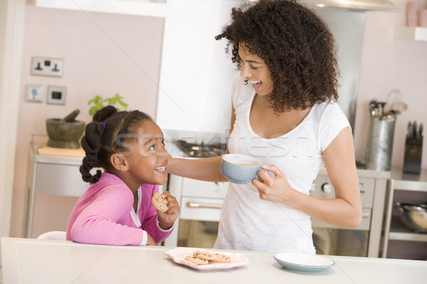 Stockfoto: Vrouw · jong · meisje · keuken · cookies · koffie · glimlachende · vrouw