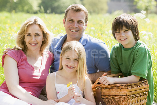 Foto stock: Familia · sesión · aire · libre · cesta · de · picnic · sonriendo · ninos