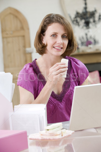 Stock foto: Frau · Essen · Mittagessen · Schreibtisch · Business · Internet