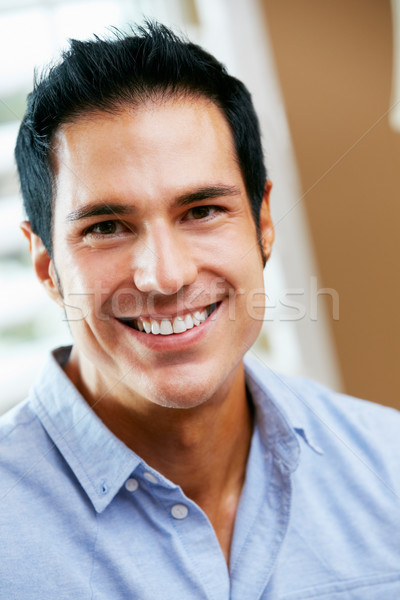 Foto stock: Retrato · sonriendo · hombre · casa · hombres · sofá