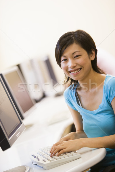 Stock fotó: Nő · ül · számítógépszoba · gépel · mosolygó · nő · mosolyog