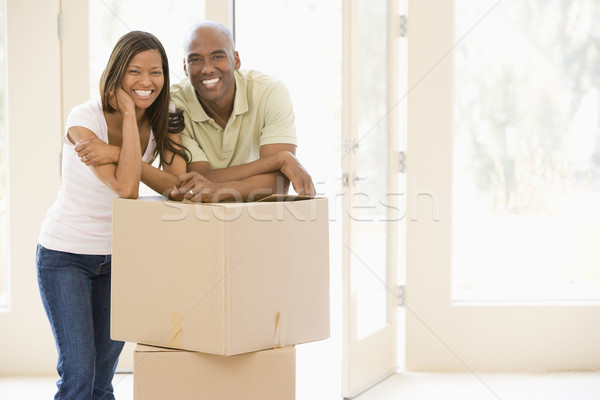 Stock foto: Paar · Boxen · neues · Zuhause · lächelnd · Frau · Haus