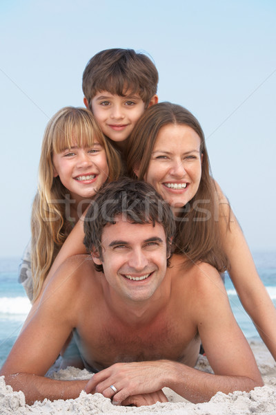 Jóvenes familia mujer playa Foto stock © monkey_business