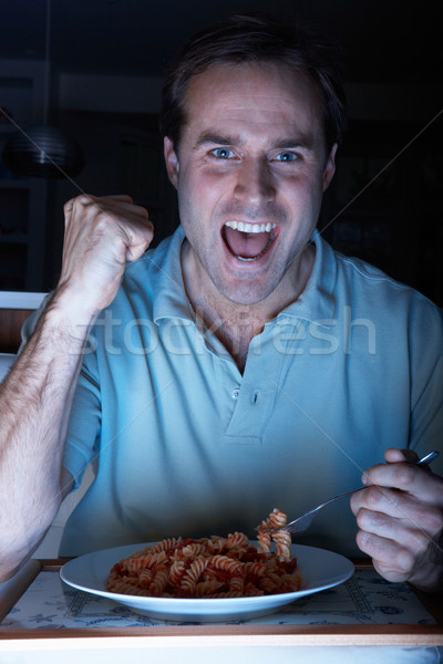 男子 享受 餐 歡呼 觀看 電視 商業照片 © monkey_business