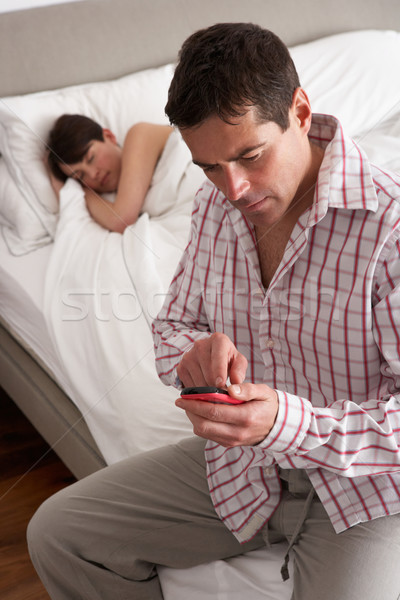 Gyanús férj mobiltelefon alszik pár mobil Stock fotó © monkey_business