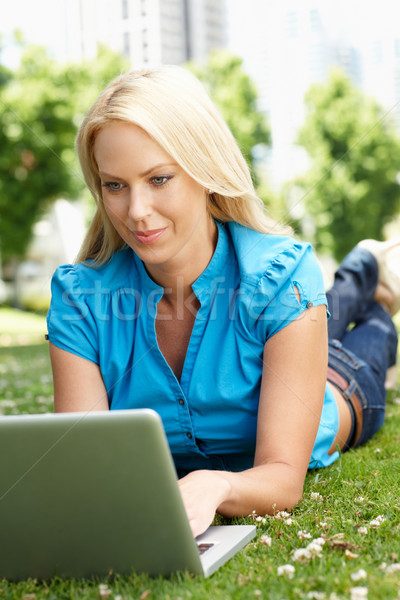 Mujer usando la computadora portátil ciudad parque ordenador trabajo Foto stock © monkey_business