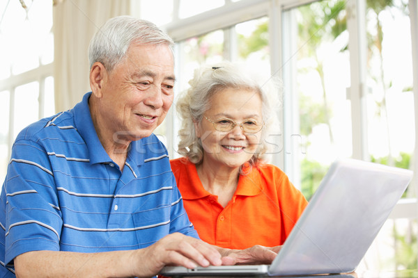 Stockfoto: Senior · chinese · paar · vergadering · bureau · met · behulp · van · laptop