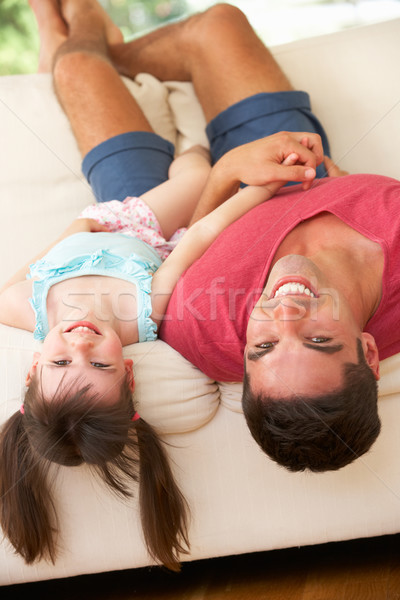 Vader ondersteboven sofa dochter familie meisje Stockfoto © monkey_business