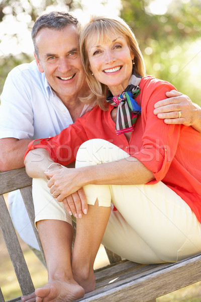 Foto stock: Pareja · de · ancianos · sesión · aire · libre · banco · mujeres · feliz