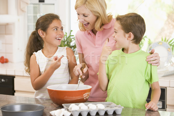 Foto d'archivio: Donna · due · bambini · cucina · cottura · donna · sorridente