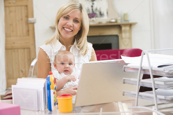 Foto stock: Mãe · bebê · escritório · em · casa · laptop · negócio · computador