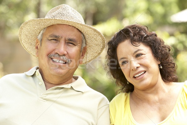 Foto stock: Casal · de · idosos · relaxante · jardim · juntos · casal · retrato