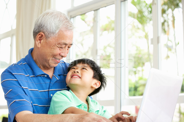 Foto stock: Chinês · avô · neto · sessão · secretária · usando · laptop