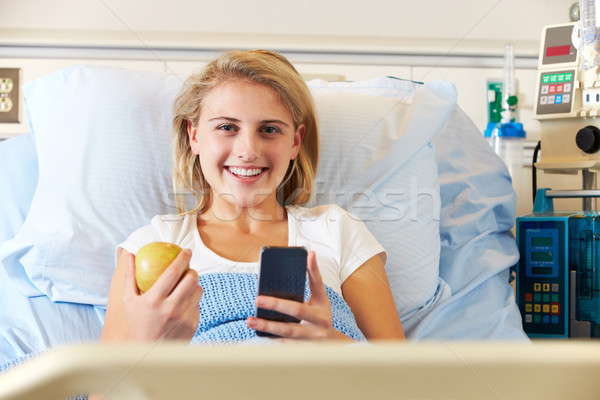 [[stock_photo]]: Adolescent · Homme · patient · téléphone · portable · heureux