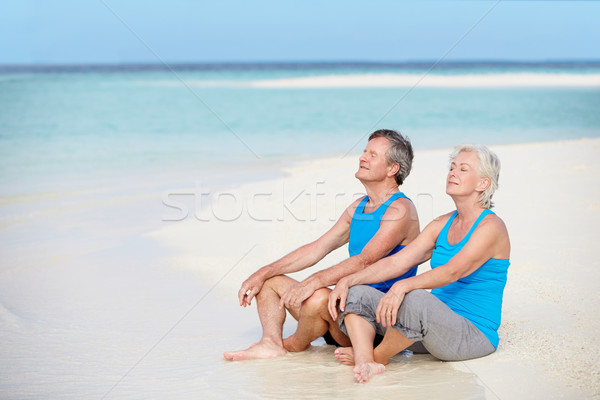 Idős pár sportruházat megnyugtató gyönyörű tengerpart pár Stock fotó © monkey_business