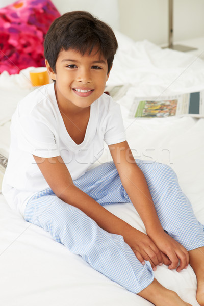 [[stock_photo]]: Garçon · lit · pyjama · ensemble · enfants · chambre