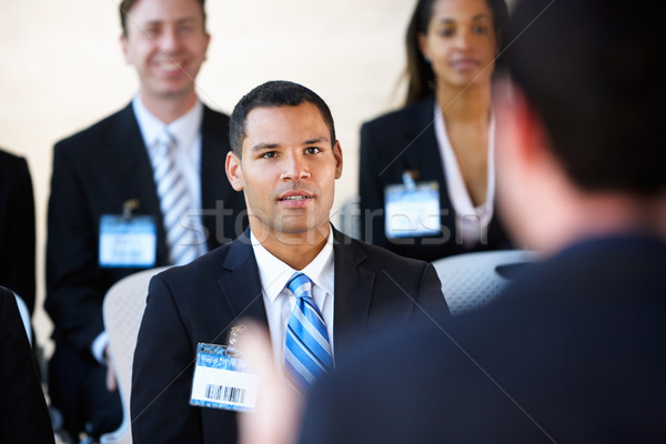 Ascultare vorbitor conferinţă afaceri femei bărbaţi Imagine de stoc © monkey_business