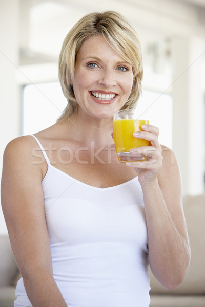 Zdjęcia stock: Dorosły · kobieta · pitnej · sok · pomarańczowy · domu · kubek
