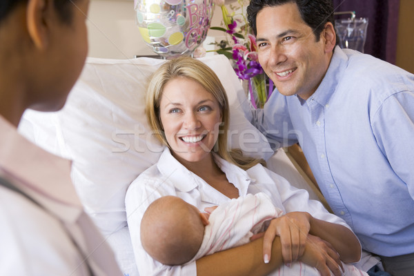 Foto d'archivio: Nuovo · genitori · baby · parlando · medico · sorridere
