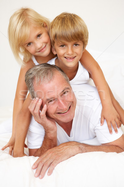 Abuelo relajante cama nietos feliz retrato Foto stock © monkey_business