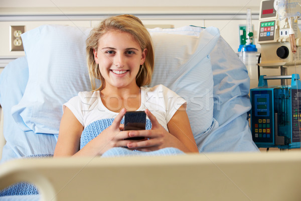 Foto stock: Femenino · paciente · teléfono · móvil · feliz