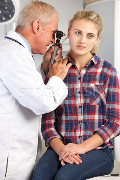 醫生 檢查 耳朵 男子 工作的 商業照片 © monkey_business