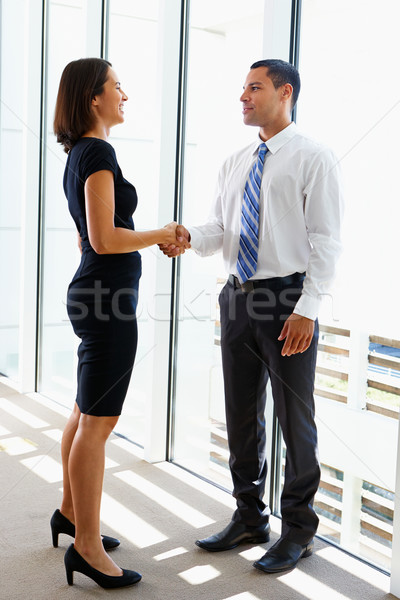 Zakenman onderneemsters handen schudden kantoor business vrouw Stockfoto © monkey_business