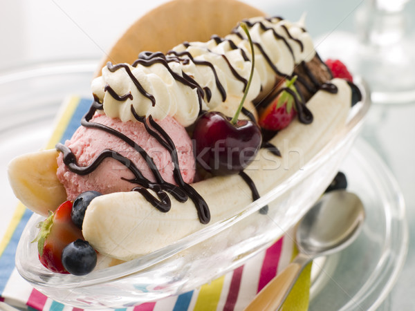 Banane sundae alimentaire fraise cerise dessert Photo stock © monkey_business