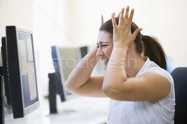 Computer donna stanza guardando frustrato computer donna Foto d'archivio © monkey_business