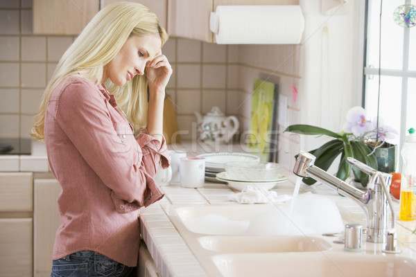 Mulher frustrado balcão da cozinha casa pensando limpeza Foto stock © monkey_business