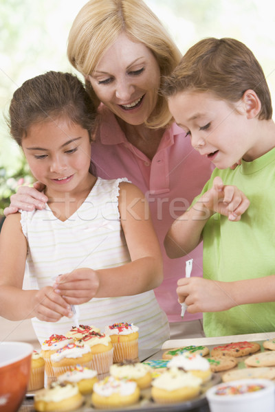 Сток-фото: женщину · два · детей · кухне · Cookies · улыбающаяся · женщина