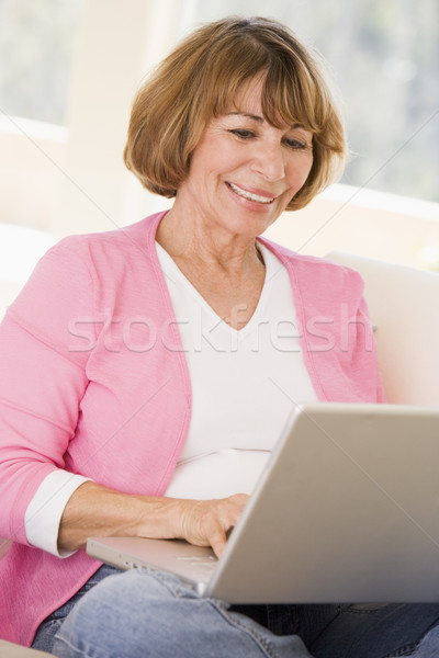 Stok fotoğraf: Kadın · oturma · odası · dizüstü · bilgisayar · gülümseyen · kadın · gülen · mutlu