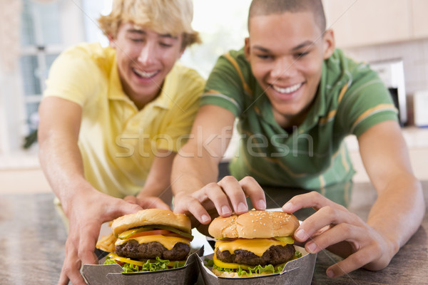 Adolescentes alimentação casa diversão adolescentes sorridente Foto stock © monkey_business