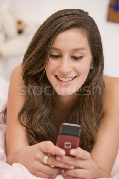 Pat telefon mobil fată acasă zâmbitor Imagine de stoc © monkey_business