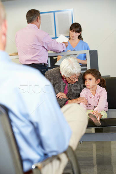 Medici sala de asteptare femeie fată femei copil Imagine de stoc © monkey_business