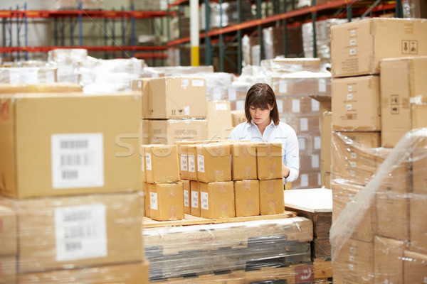 Trabajador almacén mujeres cuadro escrito Foto stock © monkey_business