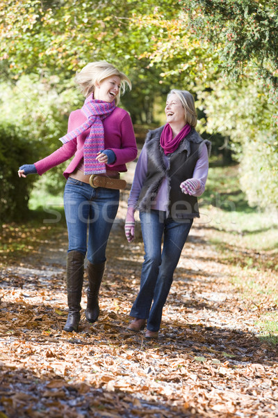 Stockfoto: Moeder · dochter · lopen · bos · najaar · vrouwen