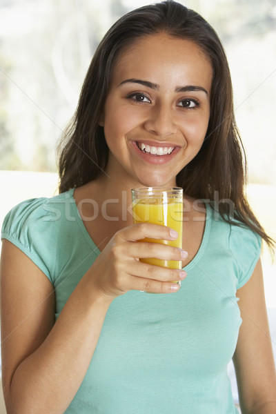 Potabilă proaspăt suc de portocale fată acasă Imagine de stoc © monkey_business