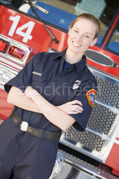 Retrato bombeiro carro de bombeiros feminino cor em pé Foto stock © monkey_business