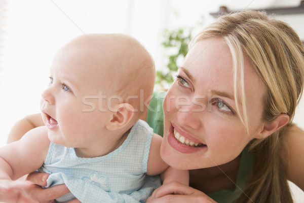 Сток-фото: матери · гостиной · ребенка · улыбаясь · вместе · играет
