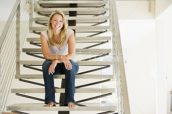 Stok fotoğraf: Kadın · oturma · merdiven · gülümseyen · kadın · gülen · kadın