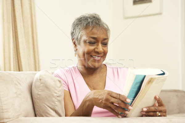 Сток-фото: старший · женщину · чтение · книга · домой · счастливым